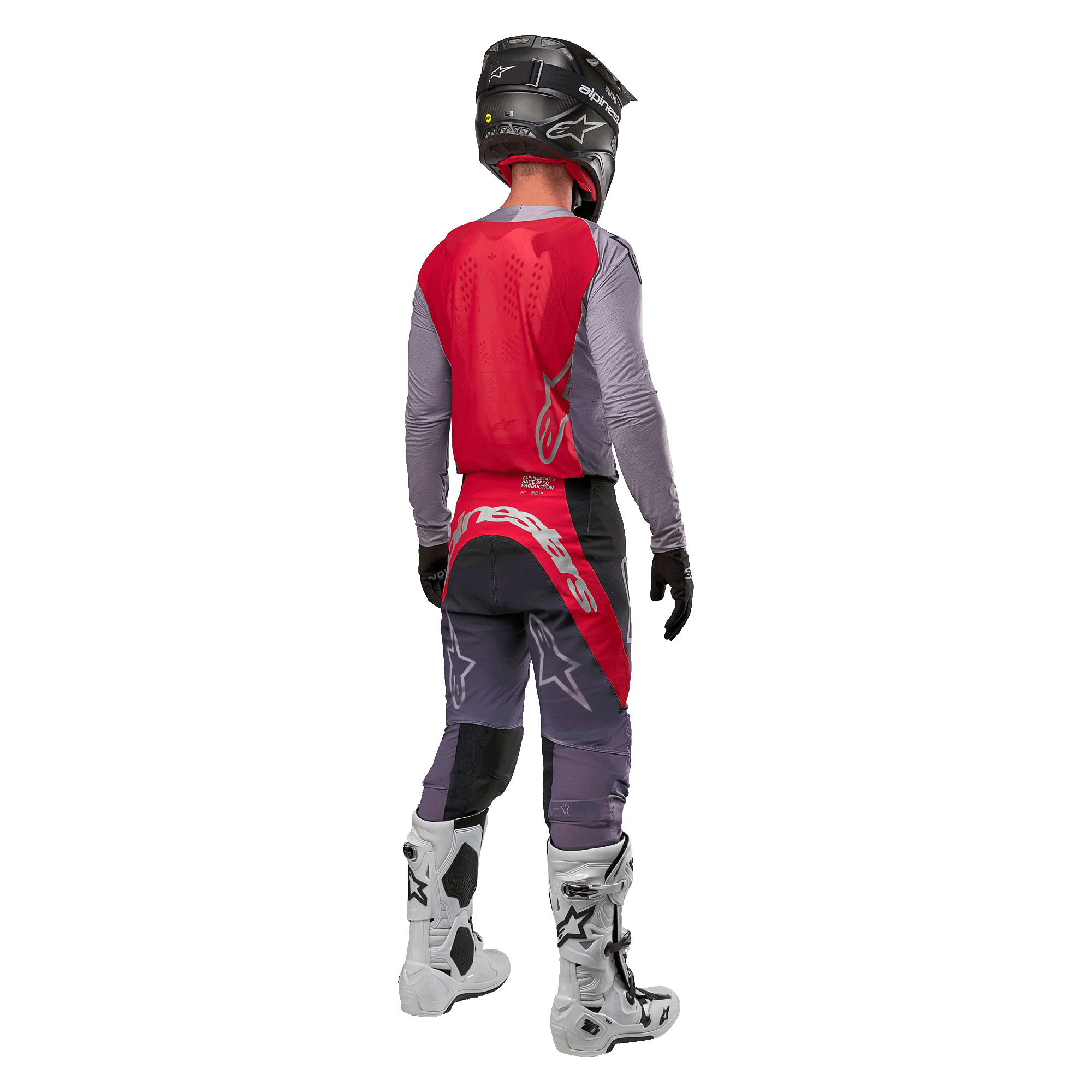Alpinestars 2024 Supertech Dade Trikot, Motocross-Trikot, Iron Red Berry und Grau, Rückansicht eines Fahrers, mit einem roten Rückenteil, grauem Logo und grauen Ärmeln, getragen mit passender grau-roter Renn-Hose, weißen Stiefeln und einem schwarzen Helm, professionelle Offroad-Ausrüstung.