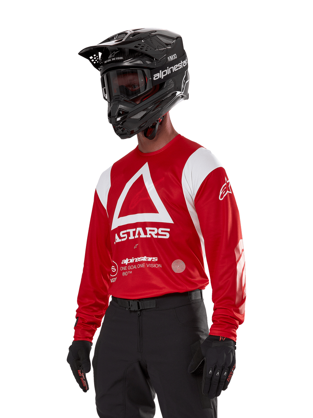 Alpinestars Techdura Jersey, motorcross jersey, helderrood en wit, met een opvallend wit driehoekontwerp en ASTARS-branding, gedragen met een zwarte helm en handschoenen, duurzame en vochtafvoerende off-road racekleding