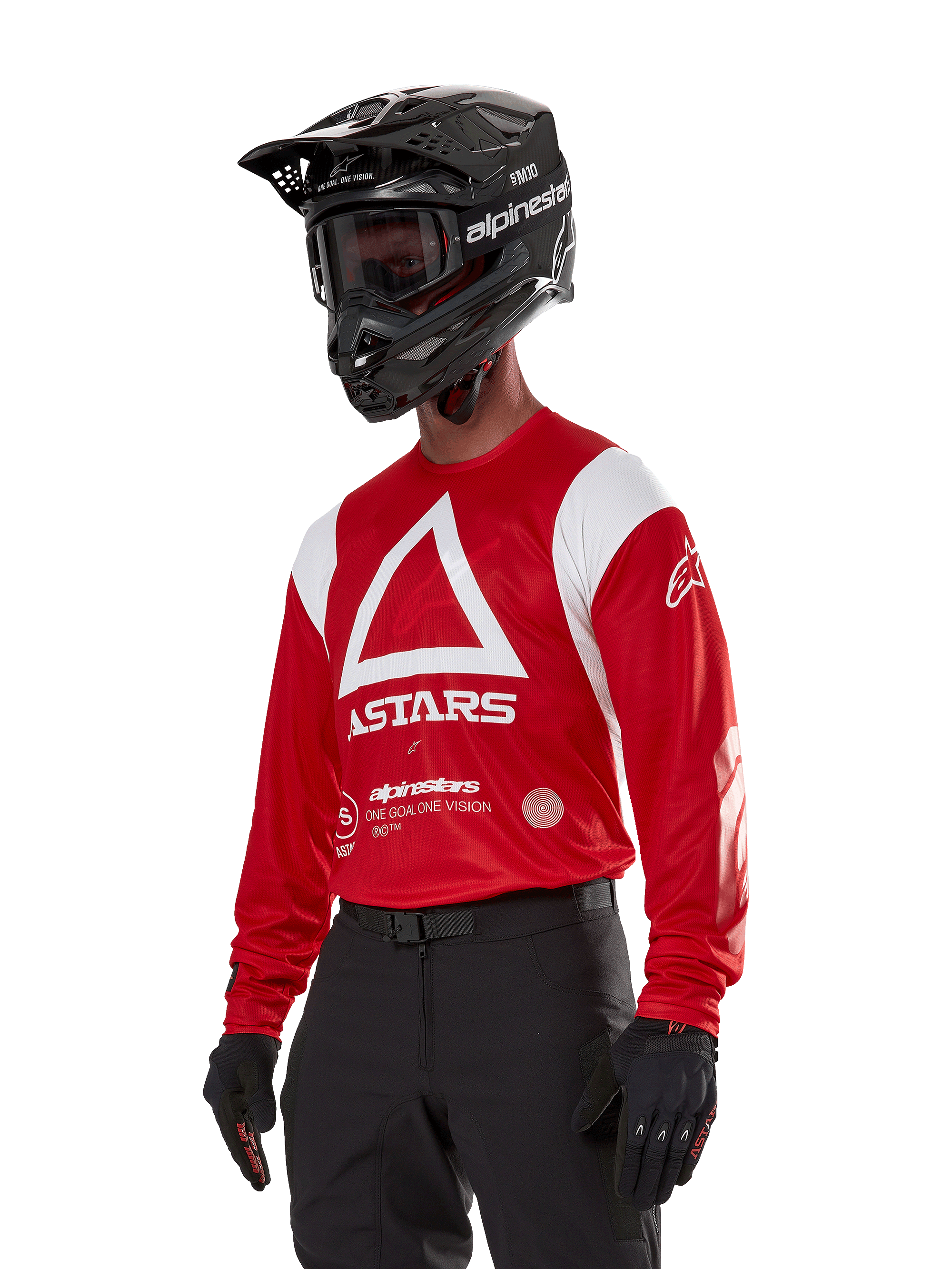 Alpinestars Techdura Jersey, motorcross jersey, helderrood en wit, met een opvallend wit driehoekontwerp en ASTARS-branding, gedragen met een zwarte helm en handschoenen, duurzame en vochtafvoerende off-road racekleding