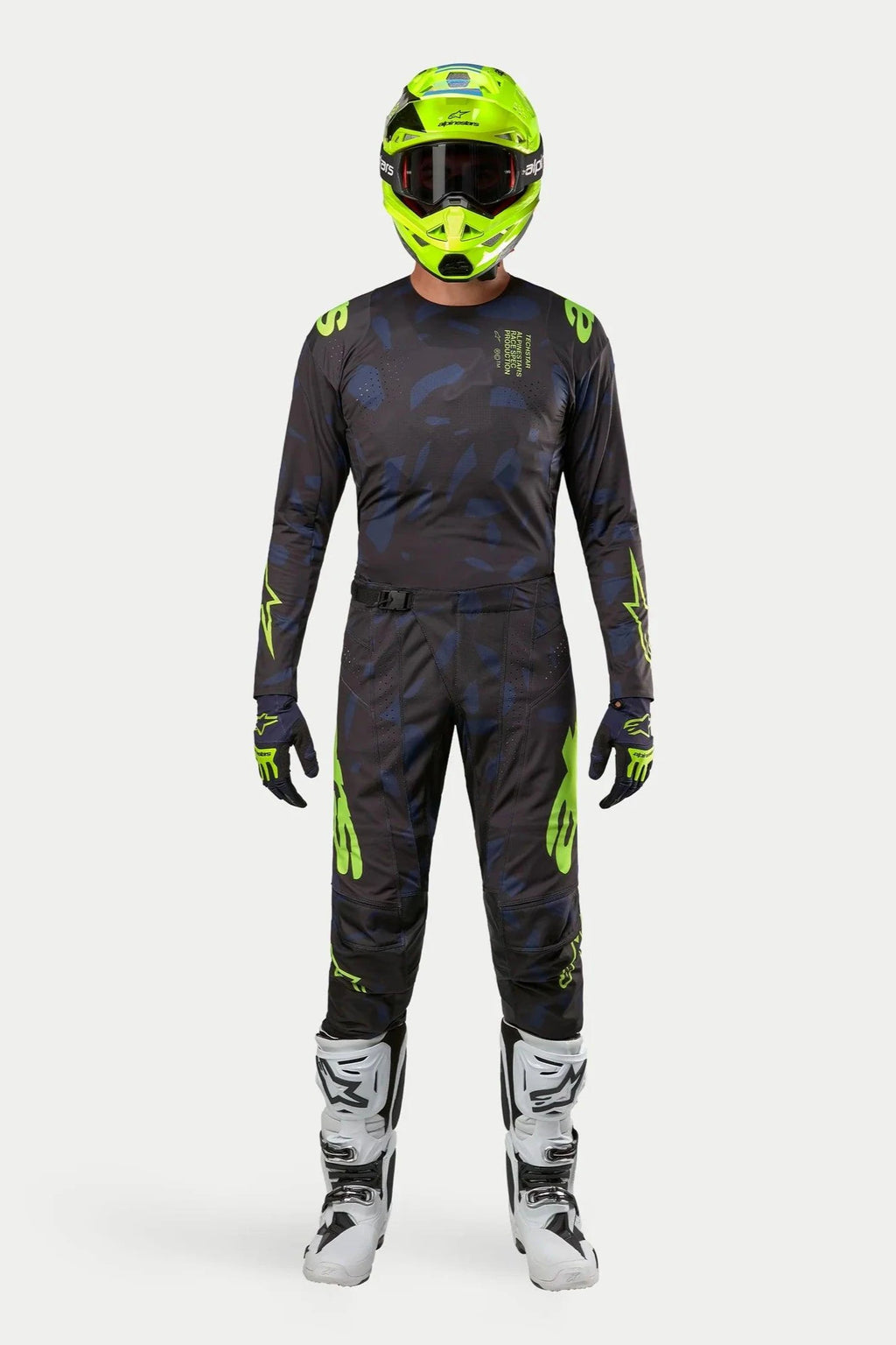 Ensemble maillot et pantalon Alpinestars Techstar Rantera 2024, tenue de motocross, noir, bleu marine et jaune fluo, porté avec un casque jaune fluo assorti et des bottes blanches, avec logos jaunes vifs et panneaux en maille technique pour la performance tout-terrain