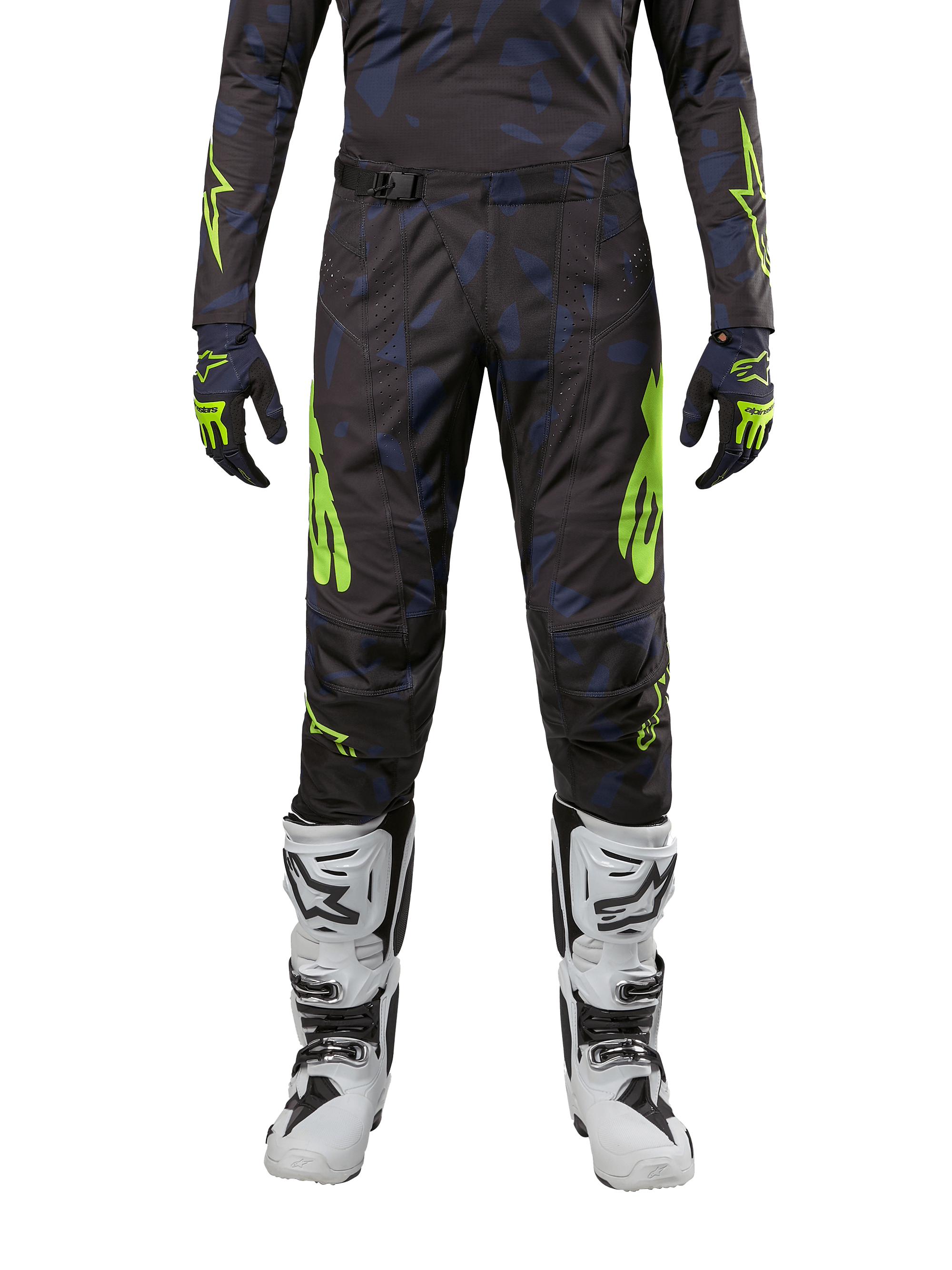 Alpinestars Techstar Rantera Pants 2024, pantalon de motocross, noir, bleu marine et jaune fluo, porté avec un maillot à manches longues, des gants assortis et des bottes de motocross blanches, avec des accents jaune fluo vifs et un motif sombre abstrait.