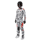 Motocross-Fahrer im Alpinestars 2024 Techstar Rantera Trikot in Haze Gray Camo, passende Hose mit roten und schwarzen Akzenten, schwarzer Helm und Brille, schwarze Handschuhe, weiße und schwarze Stiefel, komplette abgestimmte Motocross-Rennausrüstung für Offroad-Performance