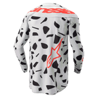 Alpinestars 2024 Techstar Rantera Trikot, Rückansicht, langärmeliges Motocross-Trikot, Haze Gray Camo mit schwarzen abstrakten Mustern, großer roter Alpinestars-Schriftzug über den Schultern und rotes Stern-Logo an der Seite, für Offroad-Performance