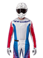 Alpinestars 2024 Techstar Pneuma Jersey, motorcross jersey, blauw, Mars Red en wit, vooraanzicht gedragen door een rijder met witte helm en handschoenen, voorzien van lasergesneden perforaties op de borst en opvallende branding, atletische racekleding voor off-road