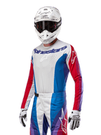 Alpinestars 2024 Techstar Pneuma jersey, motorcross jersey, blauw, Mars rood en wit met paarse accenten, atletische racepasvorm, performancekleding met lange mouwen gedragen met witte helm en handschoenen