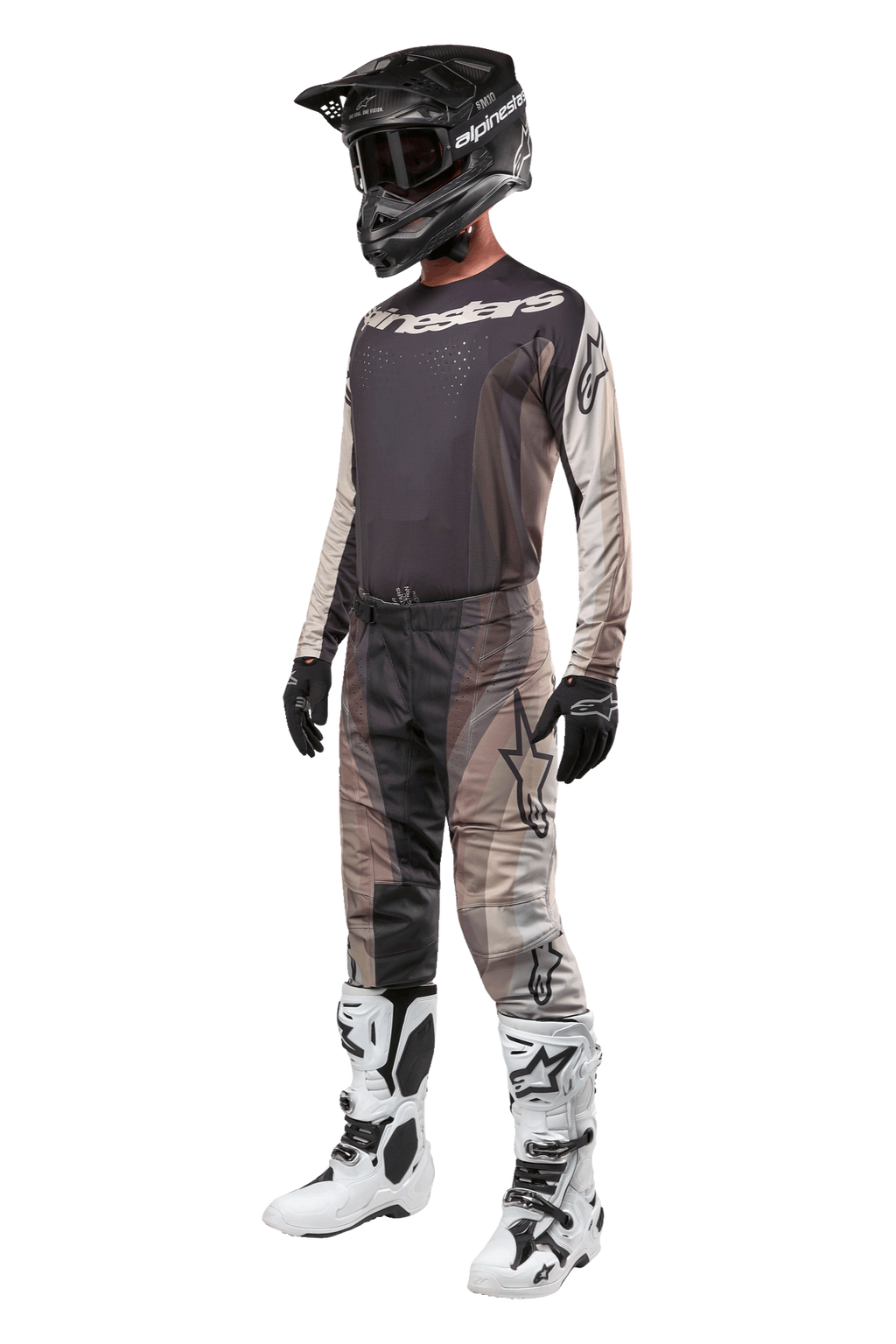 Pilote de motocross portant un équipement de course complet, maillot Techstar Pneuma 2024 en sable foncé et gris, pantalon de motocross à motifs assorti, casque noir avec lunettes, bottes blanches et noires, gants noirs, tenue coordonnée pour la course tout-terrain
