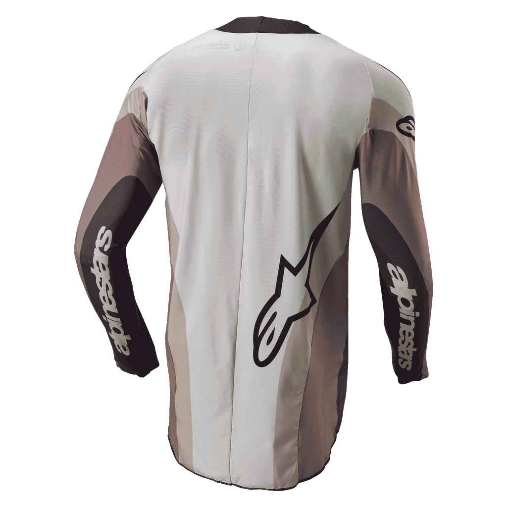 Maillot de motocross Alpinestars Techstar Pneuma 2024, vue de dos en coloris gris sable foncé et poussière de fer, avec un grand logo Alpinestars et marquage sur les manches, coupe athlétique avec panneaux contrastés et arrière allongé.
