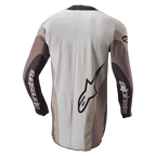 Maillot de motocross Alpinestars Techstar Pneuma 2024, vue de dos en coloris gris sable foncé et poussière de fer, avec un grand logo Alpinestars et marquage sur les manches, coupe athlétique avec panneaux contrastés et arrière allongé.