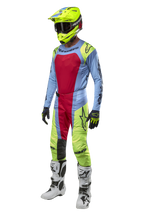 Alpinestars 2024 Techstar Ocuri Jersey en gearset, motorcrossrijder in lichtblauw, fluogeel en bessenrood tenue, inclusief fluogele helm, bijpassende broek en witte laarzen, gecoördineerde race-outfit voor off-road competitie