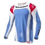 Maillot Alpinestars Techstar Ocuri 2024, maillot de motocross, bleu clair, rouge Mars et blanc, logo Alpinestars noir sur la poitrine, épaules rouges avec logos blancs, perforations découpées au laser pour la ventilation