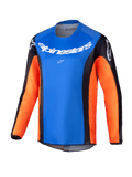 Alpinestars 2025 Youth Racer Melt Jersey, Jugend-Motocross-Langarmtrikot, hellblaue Brust mit orangefarbenen Ärmeln und schwarzen Seiteneinsätzen, weißes Alpinestars-Branding auf Brust und Schultern, leichtes feuchtigkeitsableitendes Material für Offroad-Fahrten von Jugendlichen