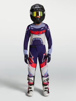 Alpinestars jeugd Supertech Dyna jersey en gear set 2027, paars-witte motocross-outfit met helm en motorlaarzen.