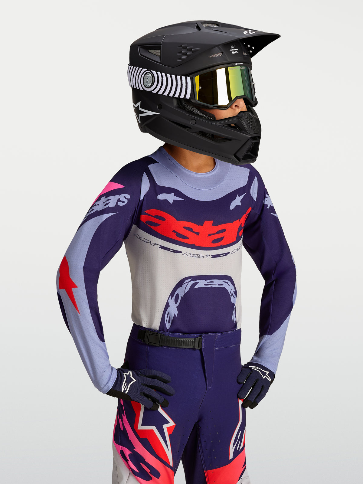 Alpinestars Supertech Jugend-Trikot Dyna, Motocross-Trikot, Lila und Rot, athletische Rennpassform, am Model getragen.