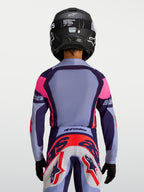 Alpinestars jeugd Supertech Dyna jersey, paars en roze motocrossjersey, ademende race-fit, achteraanzicht van jonge rijder.