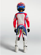 Alpinestars Jeugd Supertech Dyna jersey en kledingset, rood en navyblauw motocross-outfit, achteraanzicht van jonge rijder.