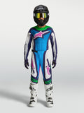 Alpinestars jeugd Supertech Maven gear set, blauw-wit motocrosspak met groene en roze accenten, op model.