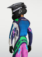 Alpinestars Jeugd Supertech Maven Jersey, blauwe en groene motocrossjersey voor jongeren, achteraanzicht met helm.