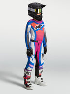 Alpinestars 2027 Jeugd Supertech Maven Gear Set, blauwe en koraalrode motorcross-uitrusting voor kinderen in stretch-mesh.