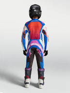 Alpinestars Jeugd Supertech Maven motorcrossgearset, blauw en hot coral jersey en broek, achteraanzicht op model.