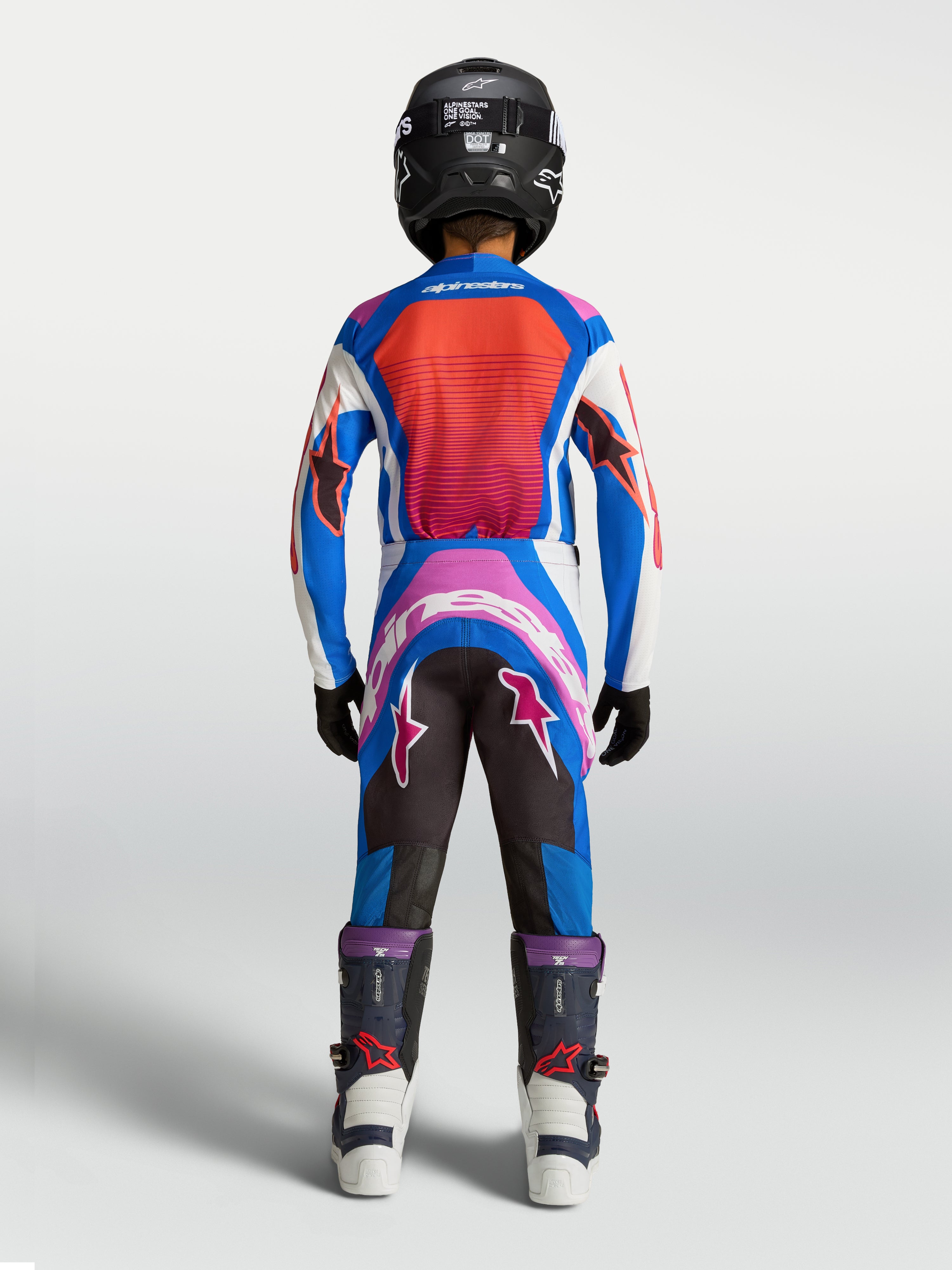 Alpinestars Jeugd Supertech Maven motorcrossgearset, blauw en hot coral jersey en broek, achteraanzicht op model.