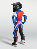 Alpinestars jeugd Supertech Maven jersey en gear set 2027, blauwe en oranje motocrossoutfit, achteraanzicht van jonge rijder.