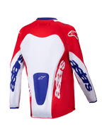 Maillot Alpinestars Youth Racer Veil 2025, maillot de motocross, rouge vif et blanc avec des accents bleus, vue arrière montrant le marquage audacieux « astars » sur les manches et le dos, conçu pour la performance tout-terrain des jeunes