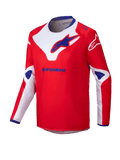 Alpinestars 2025 Youth Racer Veil Jersey, maillot de motocross pour enfant, rouge avec accents blancs et bleus, tissu à manches longues évacuant l'humidité, grands logos Alpinestars sur la poitrine et les épaules, col intérieur bleu, tenue de performance tout-terrain