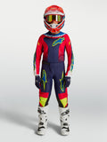 Ensemble Alpinestars Fluid Drag Junior 2027, tenue de motocross bleu marine et rouge feu avec bottes blanches.