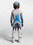 Alpinestars 2027 Jeugd Fluid Drag Gear Set, ademende motocrossuitrusting van textiel, grijs en blauw, achteraanzicht.