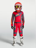 Alpinestars 2027 Fluid Hunt Jugend-Trikot und Gear Set, Motocross-Rennoutfit für Kinder in Rot und Grau, am Model.