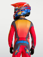 Alpinestars Jeugd Fluid Hunt jersey 2027, motocross-jersey voor jonge rijders, rood en grijs, vochtafvoerend materiaal, achteraanzicht op model.