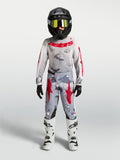 Alpinestars 2027 Jeugd Fluid Lone jersey en gear set, grijze camo en vuurrode motorcrossuitrusting voor off-road racing.