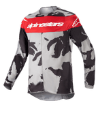 Alpinestars Youth 2023 Racer Tactical Jersey, Motocross-Trikot für Jugendliche, Cast Gray Camo und Mars Red, mit horizontalem roten Brustband und weißem Alpinestars-Logo, grau-schwarzes Tarnmuster, leichtes feuchtigkeitsableitendes Material für Offroad-Fahrten