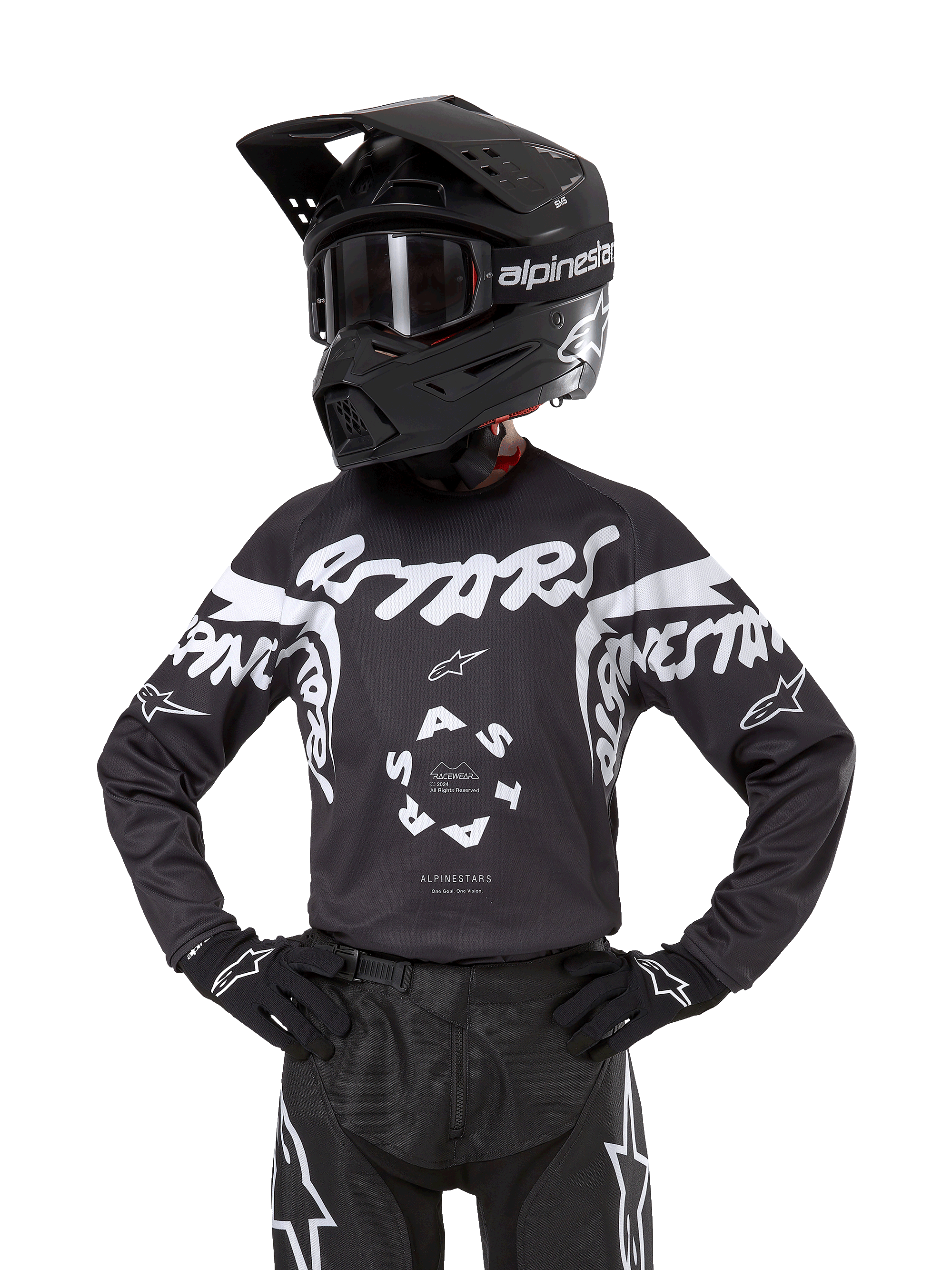 Alpinestars 2024 Youth Racer Hana Jersey, jeugd motocross shirt, zwart met witte grafische prints en logo's op de borst en mouwen, lange mouwen, model draagt bijpassende zwarte helm en motorcross uitrusting