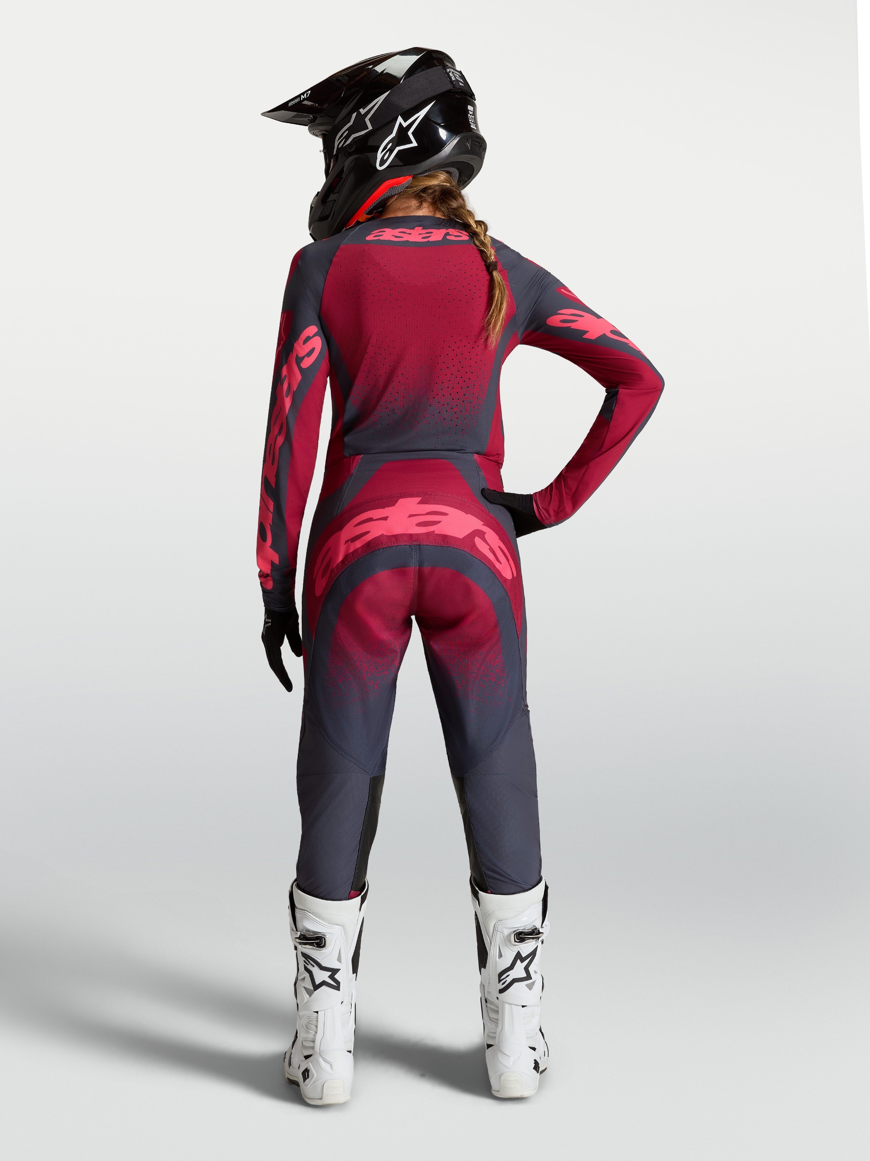 Alpinestars Stella Techstar Swan Gear Set und Hose, Damen-Motocross-Outfit, Dunkelgrau und Rot, Rückansicht.