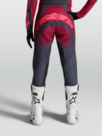 Alpinestars Stella Techstar Swan Hose, Damen-Motocross-Ausrüstung, Rot und Grau, Rückansicht mit weißen Rennstiefeln