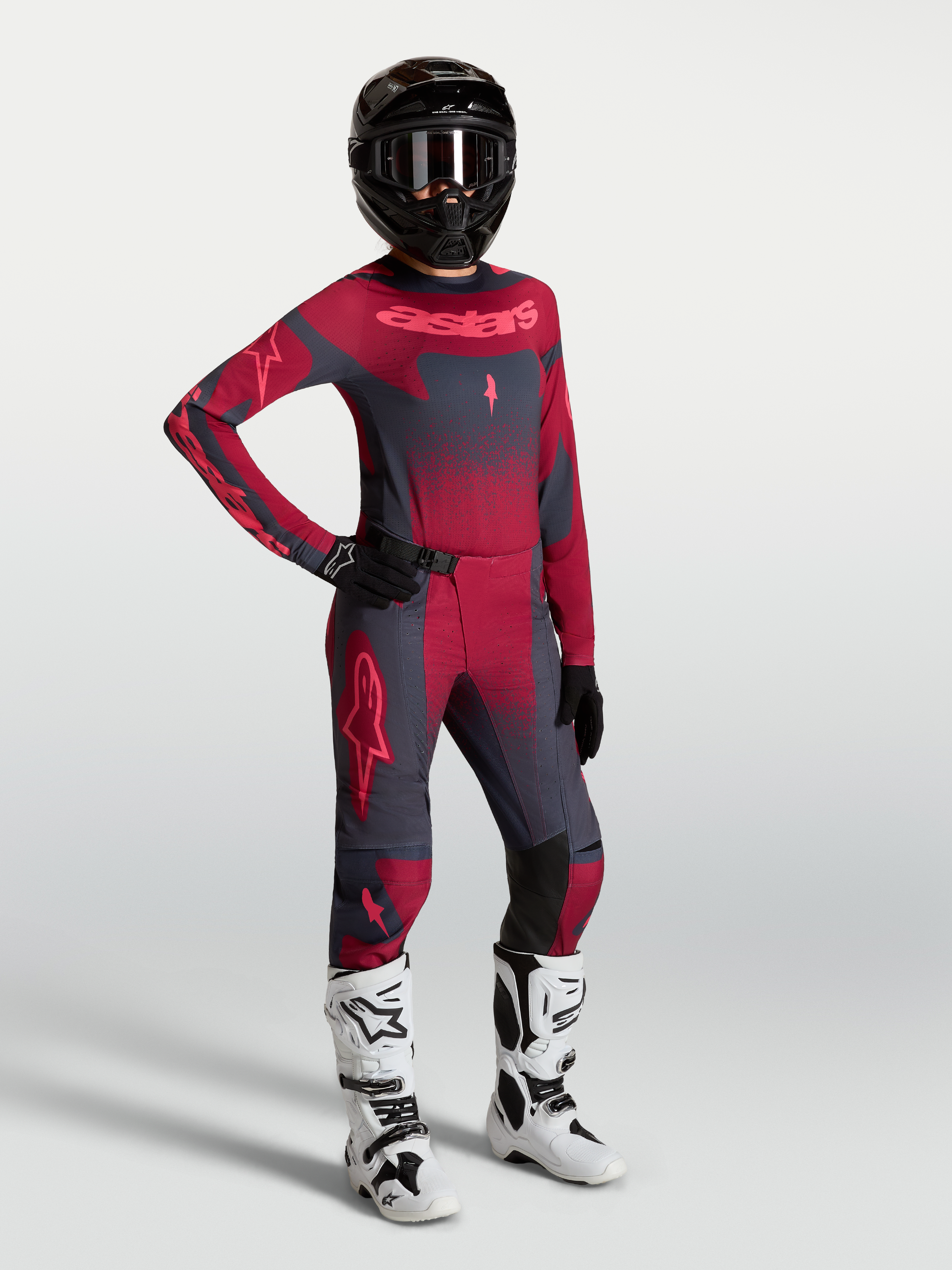 Alpinestars Stella Techstar Swan Trikot und Gear Set, Damen-Motocross-Outfit, Rot und Dunkelgrau, weiße Stiefel.