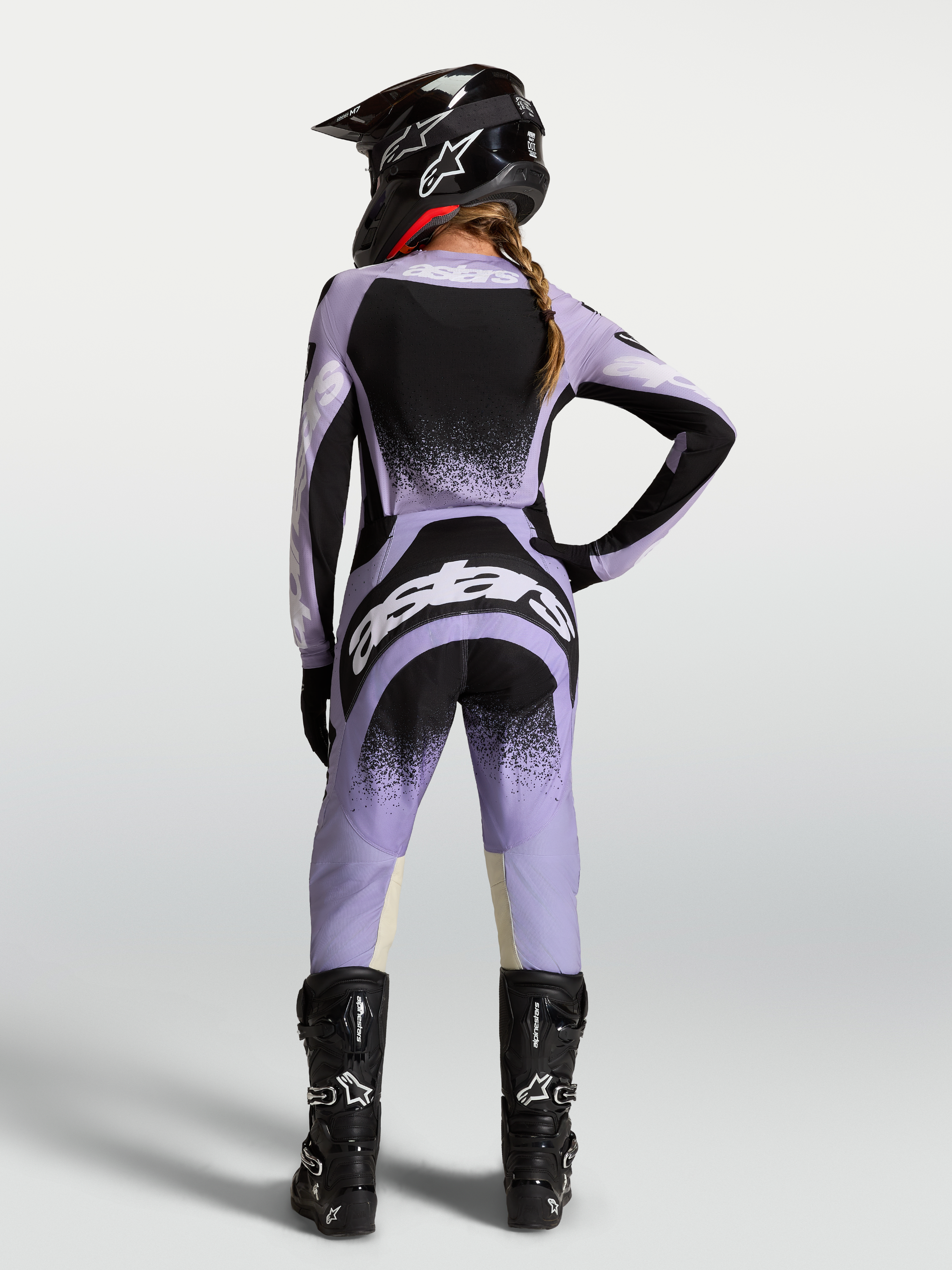 Alpinestars Stella Techstar Swan jersey en uitrustingsset, dames motocrosskleding, lichtpaars en zwart, achteraanzicht.