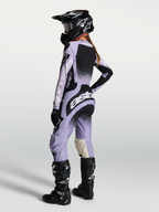 Alpinestars Stella Techstar Swan jersey en gear set, lichtpaars en zwart, dames-motorcrossuitrusting, achterzijde op model.