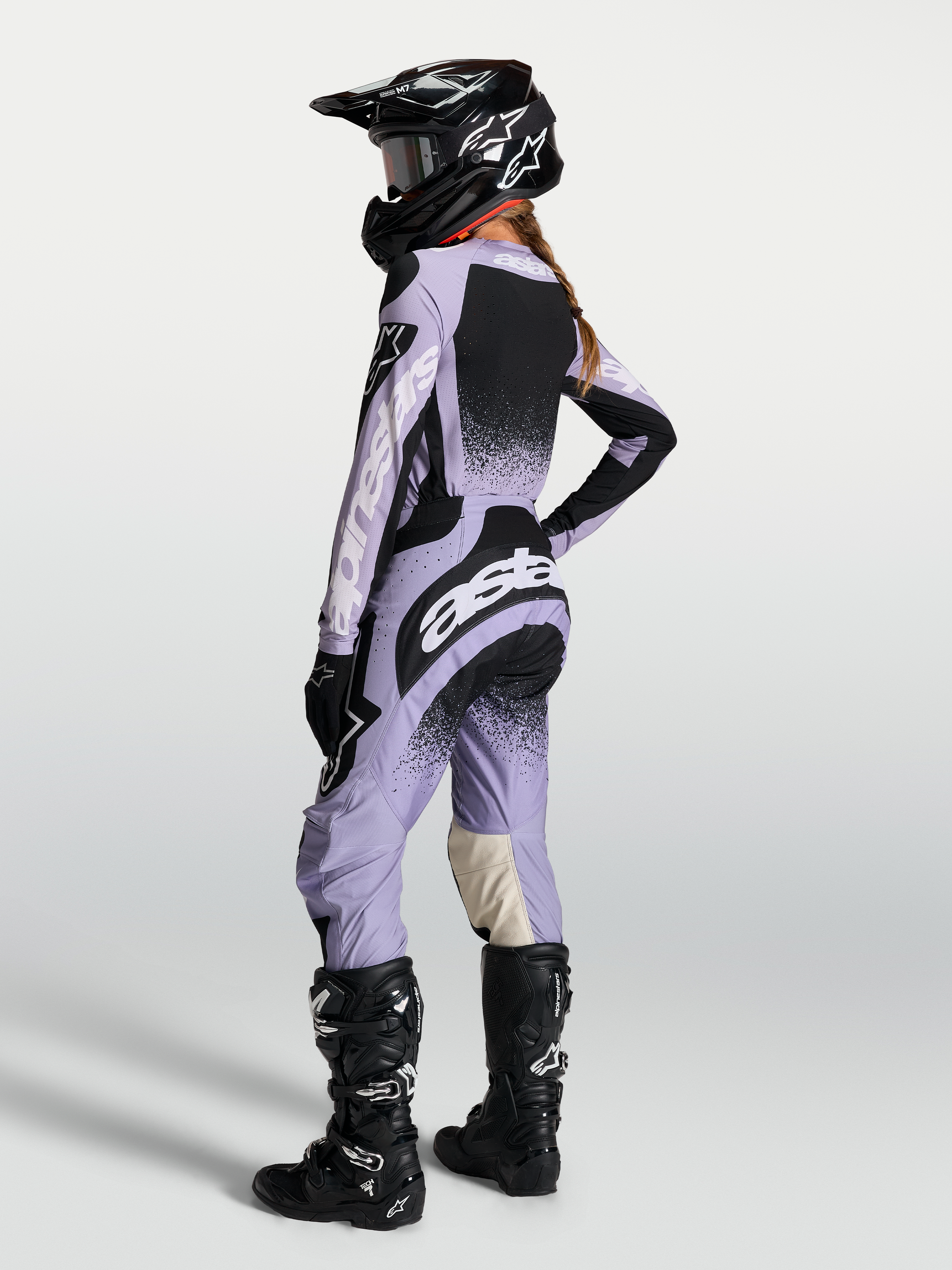 Alpinestars Stella Techstar Swan jersey en gear set, lichtpaars en zwart, dames-motorcrossuitrusting, achterzijde op model.