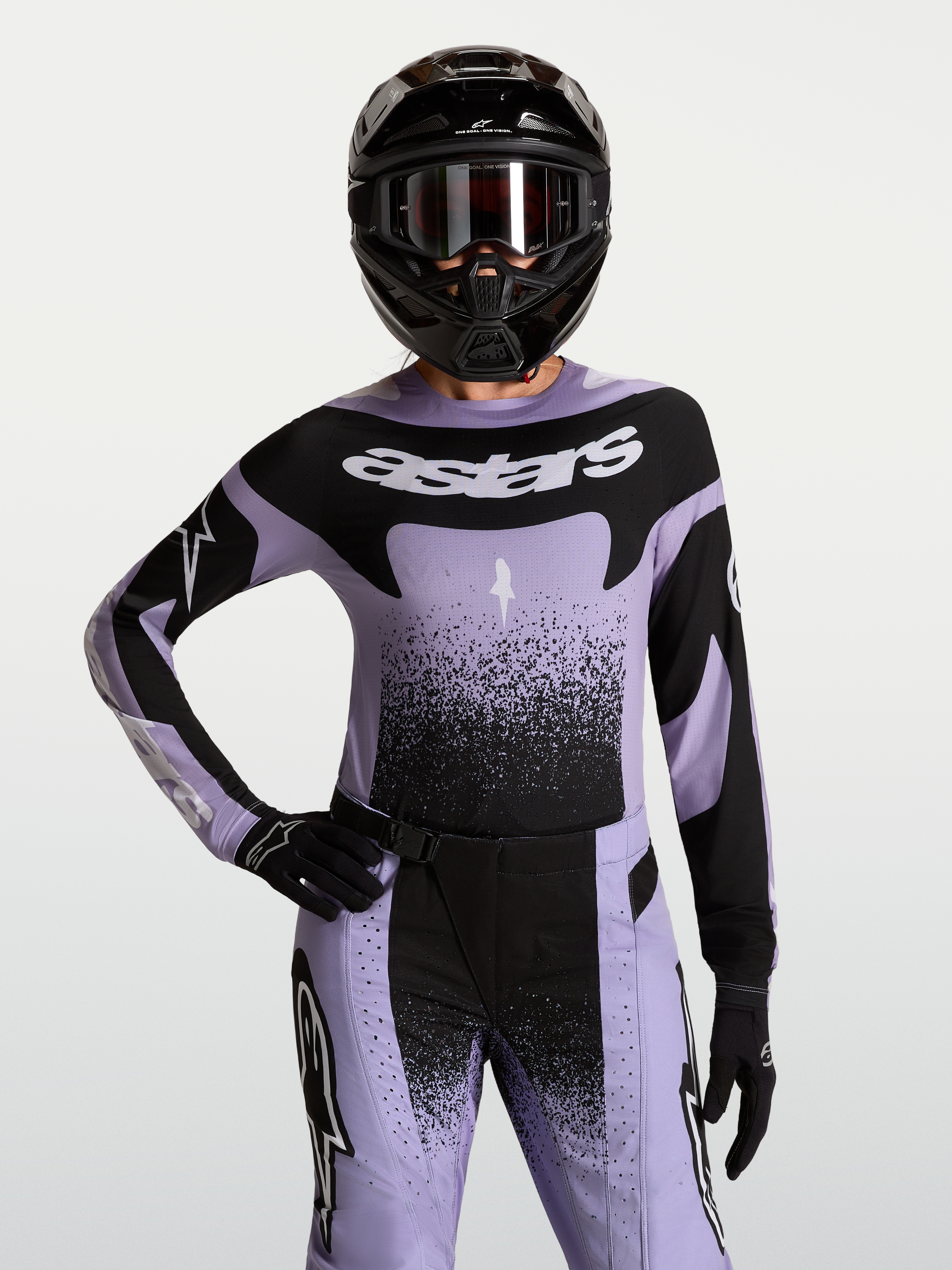 Alpinestars Stella Techstar Swan jersey, dames-motocrossjersey, lichtpaars en zwart, race-pasvorm, gedragen door model.