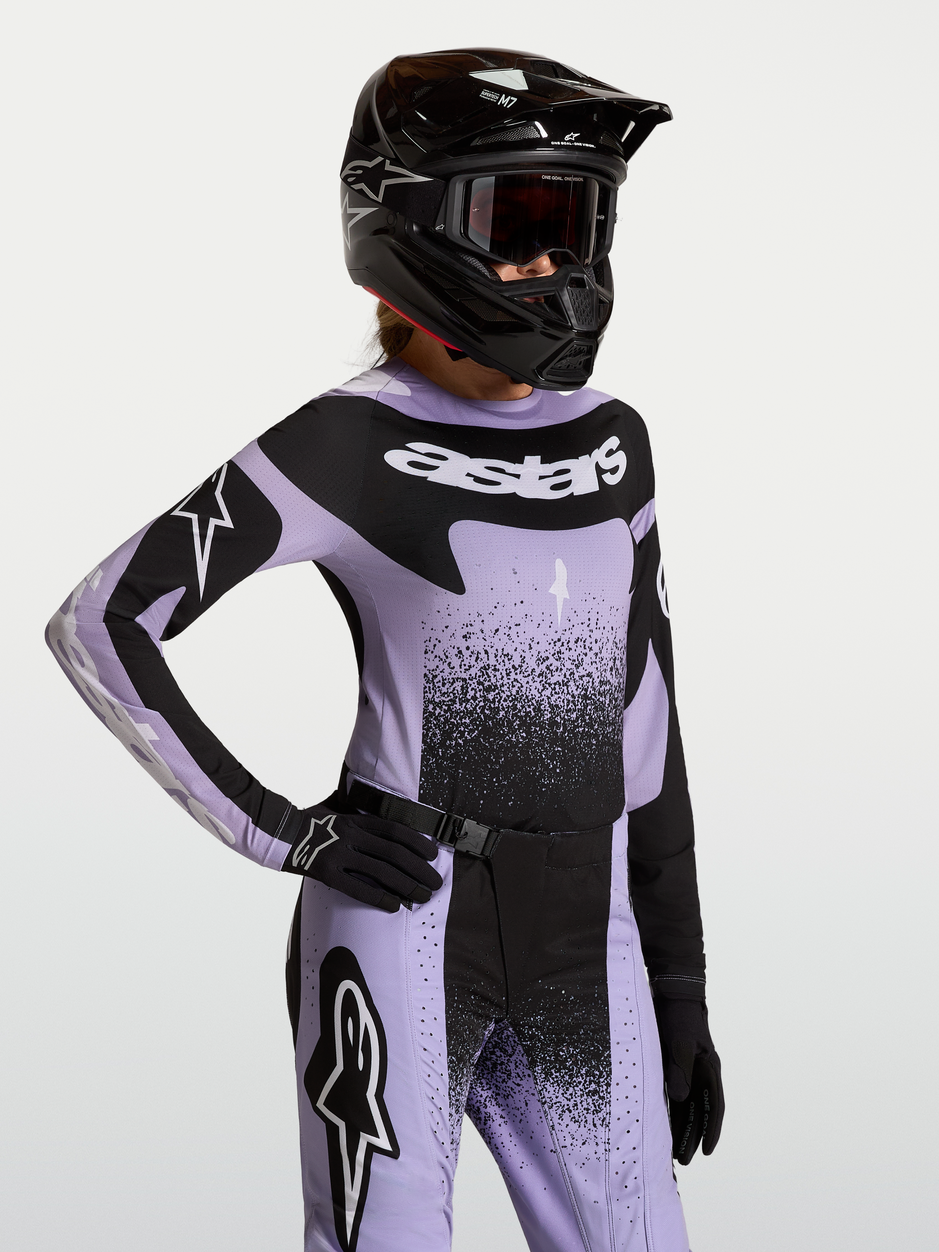 Alpinestars Stella Techstar Swan jersey, lichtpaarse en zwarte dames motorcrossjersey met atletische racepasvorm.