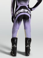 Alpinestars Stella Techstar Swan Broek, dames motorcrossbroek, paars en zwart, met zwarte motorlaarzen.