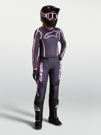 Alpinestars Stella Fluid Apex V2 jersey en kledingset, dames-motocrossoutfit in grijs en roze met zwarte motorlaarzen.