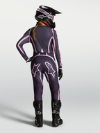 Alpinestars Stella Fluid Apex V2 jersey en gear set voor dames, grijs en roze motocrossoutfit in achteraanzicht.