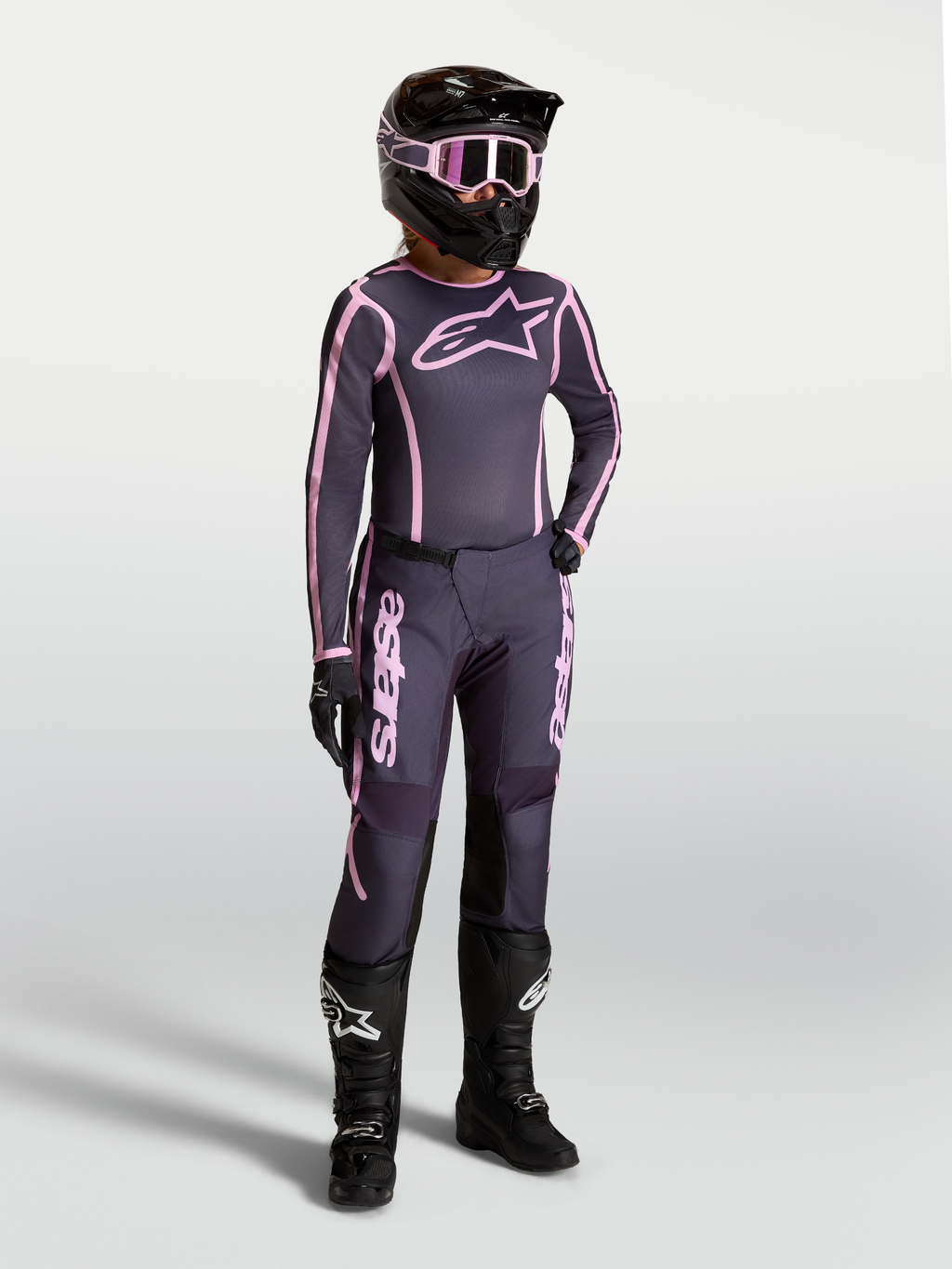 Alpinestars Stella Fluid Apex V2 broek en jersey, dames motorcrossuitrusting in grijs en roze voor off-roadprestaties.