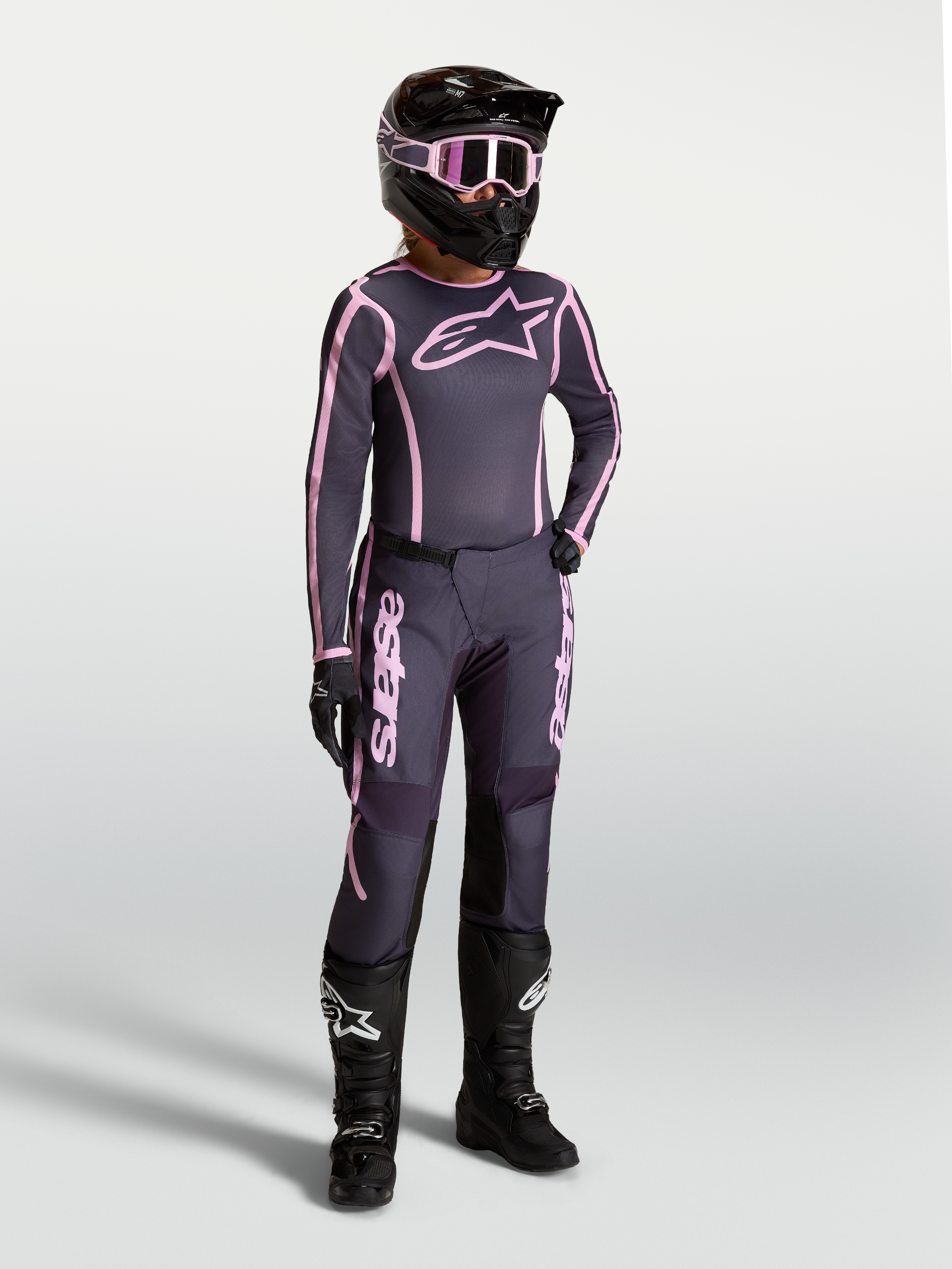 Alpinestars Stella Fluid Apex V2 broek en jersey, dames motorcrossuitrusting in grijs en roze voor off-roadprestaties.