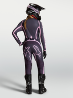 Alpinestars Stella Fluid Apex V2 dames-motorcrossbroek, grijs en roze, achteraanzicht op rijder met bijpassende uitrusting.