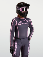 Alpinestars Stella Fluid Apex V2 jersey, dames motorcrossjersey in grijs en roze, lichtgewicht en ergonomische uitrusting gedragen door een model.