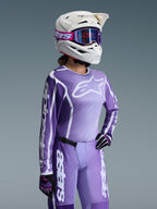 Alpinestars 2026 Stella Fluid Apex Gear Set voor dames, motorcross outfit, paars en wit shirt met Alpinestars-logo's, bijpassende paarse broek, witte helm met paarse bril en zwart-paarse handschoenen, professionele off-road race-uitrusting